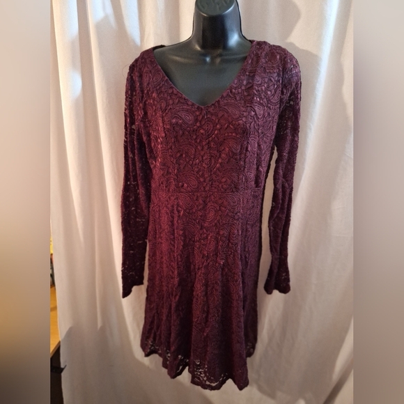 Elegant Burgundy Lace Dress - Picture 1 of 7